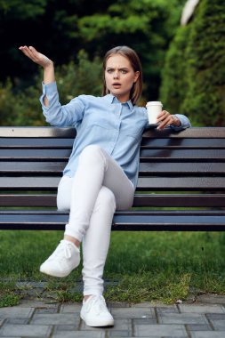 Güzel bir kadın açık havada temiz hava yaşam tarzıyla yürür.