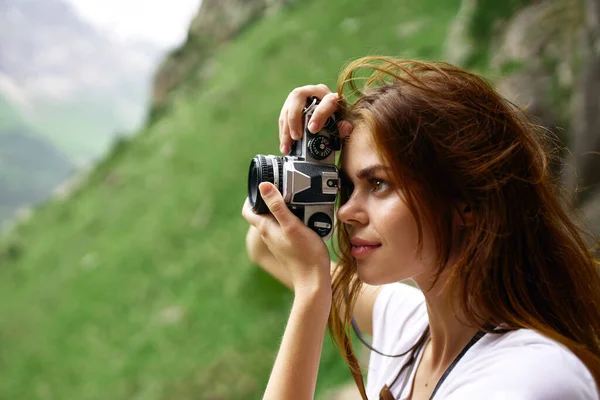 Mulher fotógrafa nas montanhas ao ar livre viagem hobby — Fotografia de Stock