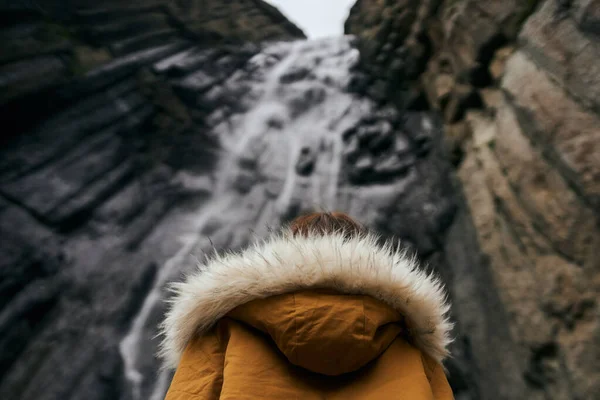 Femme randonneur avec sac à dos montagnes voyage aventure liberté — Photo