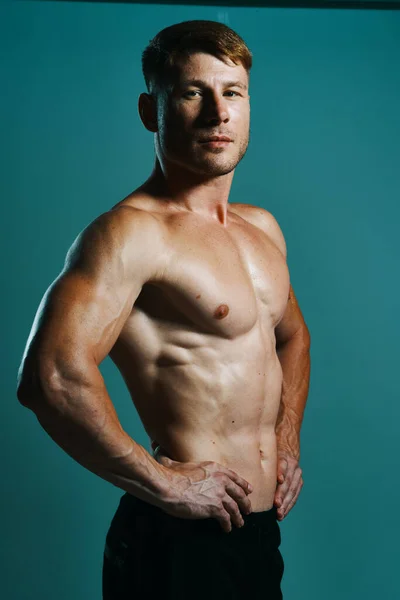 Atlético hombre con bombeado cuerpo muscular entrenamiento fondo verde —  Fotos de Stock