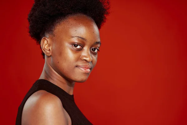 黒のTシャツの赤い背景のアフリカ人女性 — ストック写真