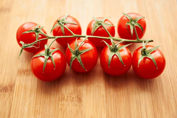 Tomates cherry en una rama alimentos frescos ingredientes para ensalada —  Fotos de Stock