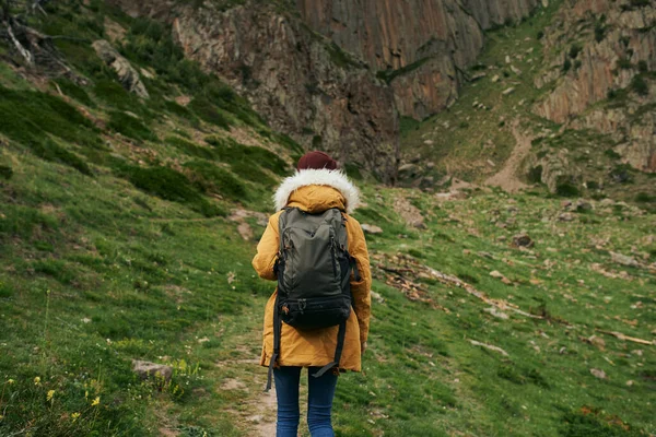 Femme randonneur avec sac à dos montagnes voyage aventure liberté — Photo