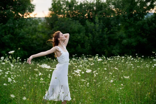 Mulher de vestido branco posando dança natureza verão — Fotografia de Stock