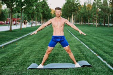 Sportif kaslı adam spor için parktaki spor motivasyonuna gidiyor.