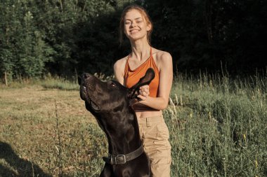 Dışarıda, dışarıda köpek arkadaşlığı oynayan bir kadın.