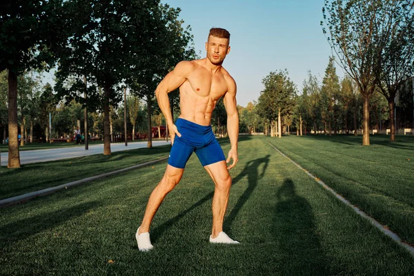 Parkın spor salonunda sporcu antrenmanı.