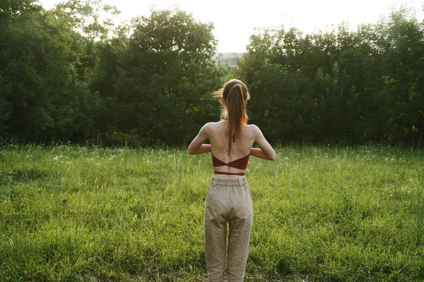 Mujer bonita naturaleza aire fresco paisajes campos — Foto de Stock
