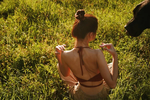 Çimlerde oturan kadın meditasyonda dinleniyor. — Stok fotoğraf