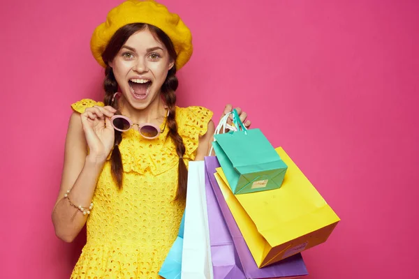 サングラス姿の陽気な女性がショッピングファッションピンクの背景をポーズ — ストック写真