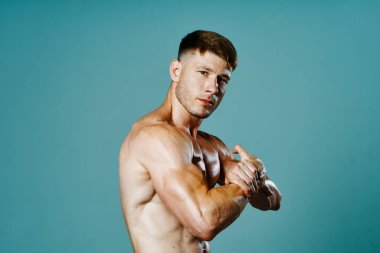 Erkek sporcu fitness kas poz egzersizi