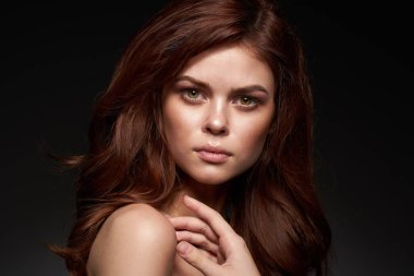 Güzel bir kadın. Çekici. Çıplak omuzlar.