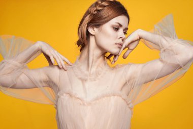 Bir kadının portresi saç stili eğlencesi kozmetik moda izole edilmiş arka plan