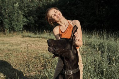 Dışarıda, dışarıda köpek arkadaşlığı oynayan bir kadın.