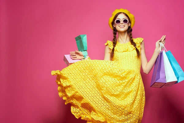 Glad kvinna gul klänning shopping kul isolerad bakgrund — Stockfoto
