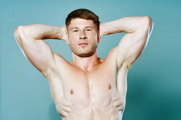 Sportieve man met opgepompt gespierd lichaam bodybuilder fitness geïsoleerde achtergrond — Stockfoto