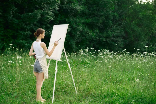 Frau Künstler Zeichnung Landschaft Natur Zeichnung kreativ — Stockfoto