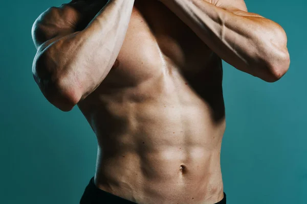 Atlético homem com bombeado até corpo muscular treino fundo verde — Fotografia de Stock