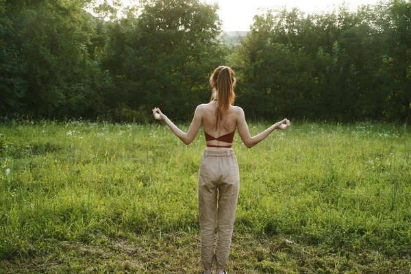 Donna in un campo all'aperto meditazione estiva aria fresca — Foto Stock