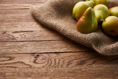 Ahşap masa üzerindeki armutlar yakın plan tarım vitaminleri.