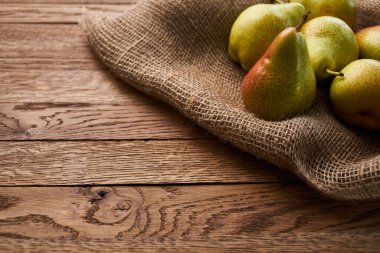 Ahşap masa üzerindeki armutlar yakın plan tarım vitaminleri.