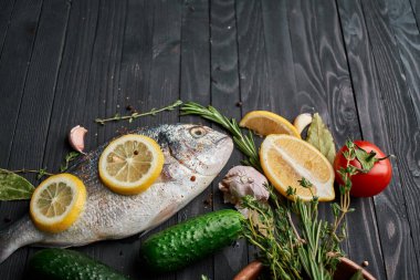 Tahta üzerinde balık. Malzemeler limon taze deniz ürünleri.
