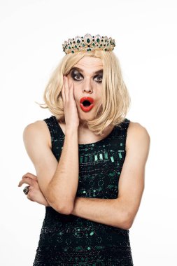 Kadın elbiseli erkek biseksüel pozu veren peruk makyajı.