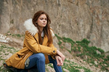 Sırt çantalı kadın yürüyüşçü dağlarda yolculuk özgürlüğü.