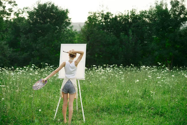 Konstnär i naturen måla en bild kreativt landskap tillbaka vy — Stockfoto