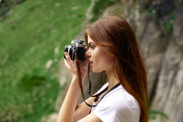 Mulher fotógrafa ao ar livre paisagem viagens ar fresco — Fotografia de Stock