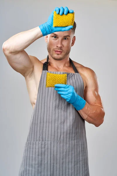 Человек фартуки стирает губки резиновые перчатки очистки — стоковое фото