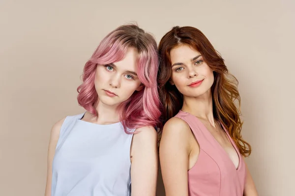 Две девушки стоят бок о бок, позируя роскошь моды — стоковое фото