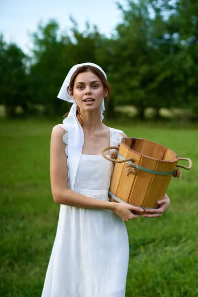 Mulher de vestido branco paisagem aldeia natureza ecologia — Fotografia de Stock