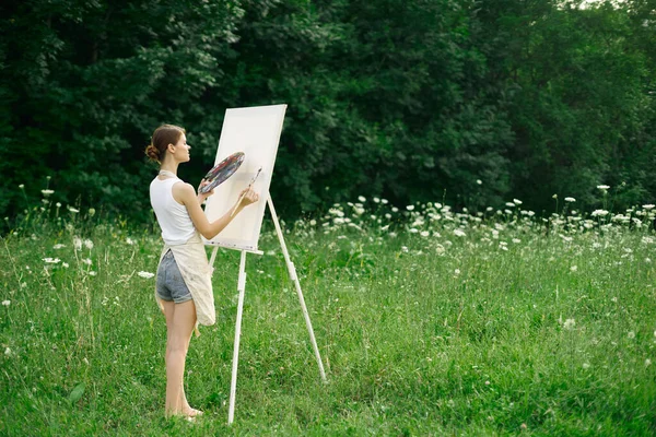 Žena výtvarník kreslení krajina příroda kreslení tvůrčí — Stock fotografie