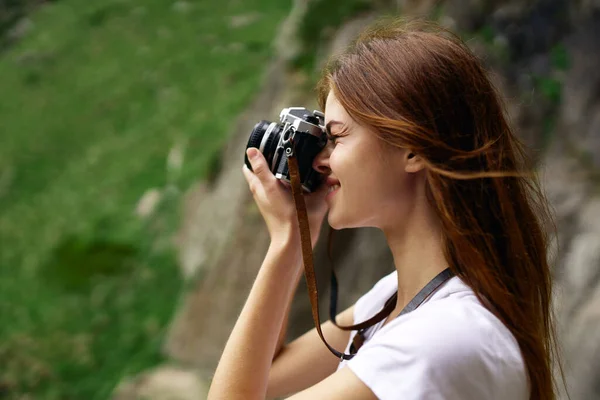 Mulher fotógrafa nas montanhas ao ar livre viagem hobby — Fotografia de Stock