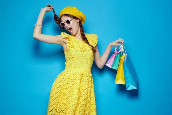 Glamorös kvinna bär solglasögon poserar shopping mode studio modell — Stockfoto