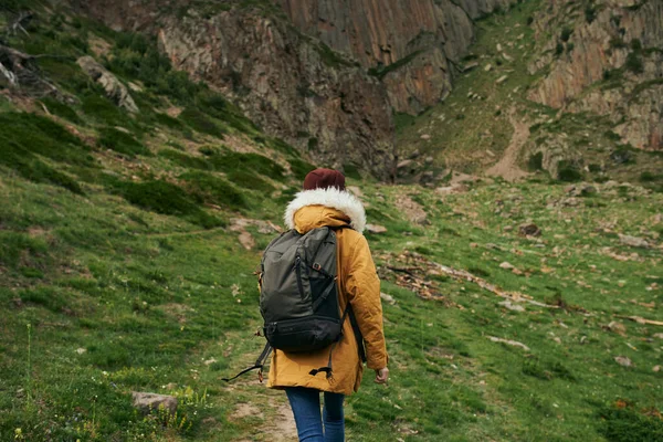 Mulher caminhante com mochila montanhas viajar aventura liberdade — Fotografia de Stock