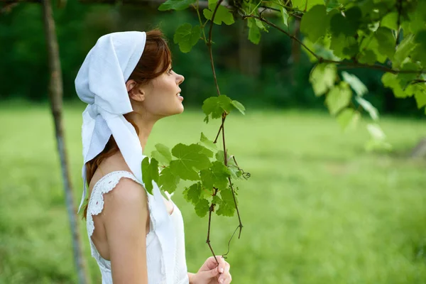 Mulher alegre ao ar livre no jardim paisagem ecologia natureza — Fotografia de Stock