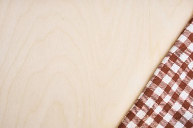 Kareli masa örtüsü. Hafif, ahşap masa. Mutfak iç mimarisi.