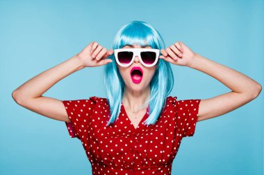 Güneş gözlüğü takan güzel bir kadın.