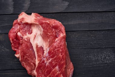 Biberiye etli biftek malzemeleri ahşap masa.