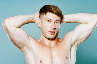 Vücudu kaslı, kaslı vücut geliştirici izole edilmiş arka planı olan sportif bir adam.