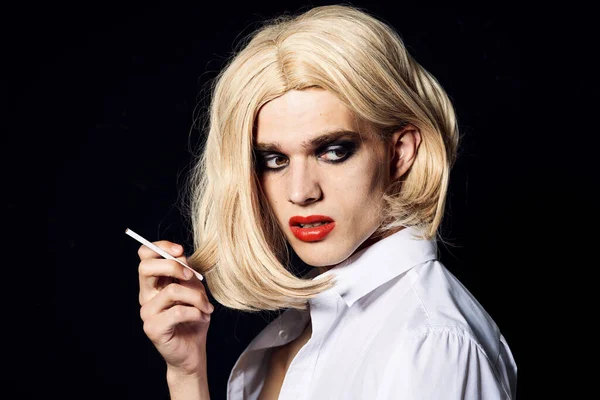 Muž v dámské paruce crossdresser make-up lgbt komunita — Stock fotografie