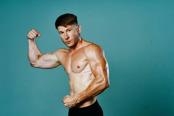 Atleta masculino entrenamiento fitness músculo posando ejercicio —  Fotos de Stock