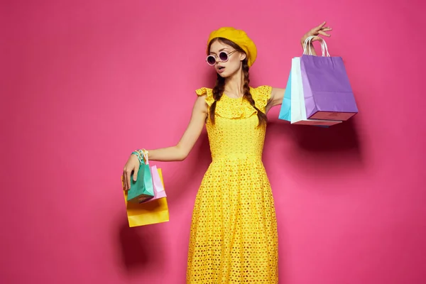 Блискуча жінка в сонцезахисних окулярах позує на моді покупок ізольований фон — стокове фото