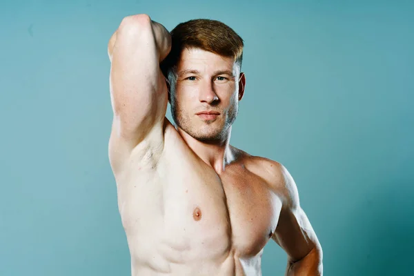 Desportivo homem com bombeado até musculoso musculoso fisiculturista fitness isolado fundo — Fotografia de Stock