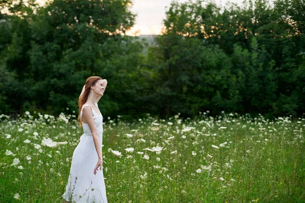 Vrouw in wit jurk poseren dans natuur zomer — Stockfoto