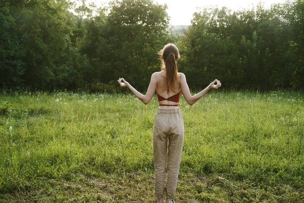 Femme dans un champ extérieur été méditation air frais — Photo