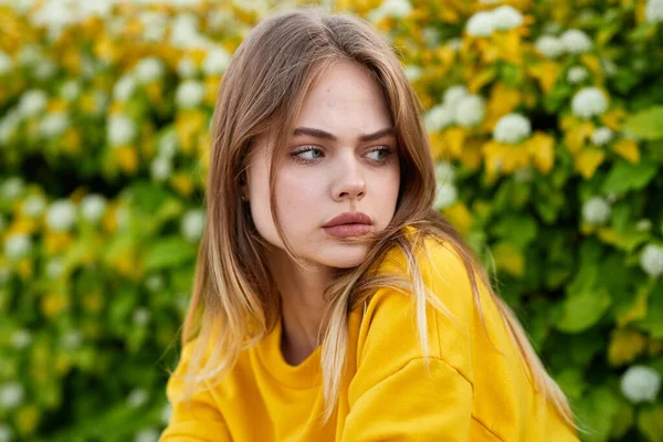 Bella donna posa stile di vita strada passeggiata divertimento — Foto Stock