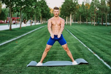 Sportif kaslı adam spor için parktaki spor motivasyonuna gidiyor.